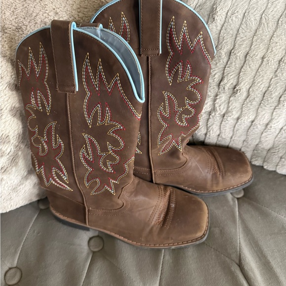 Brown Western Cowboy Boots with Embroidered Design - Picture 4 of 5